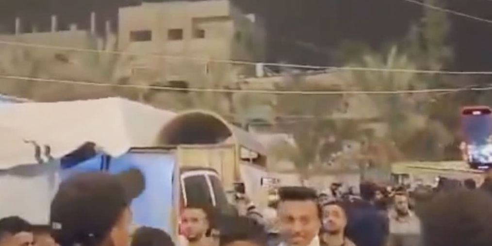以军进入加沙的汗尤尼斯 被大量市民笑嘻嘻的围观拍照