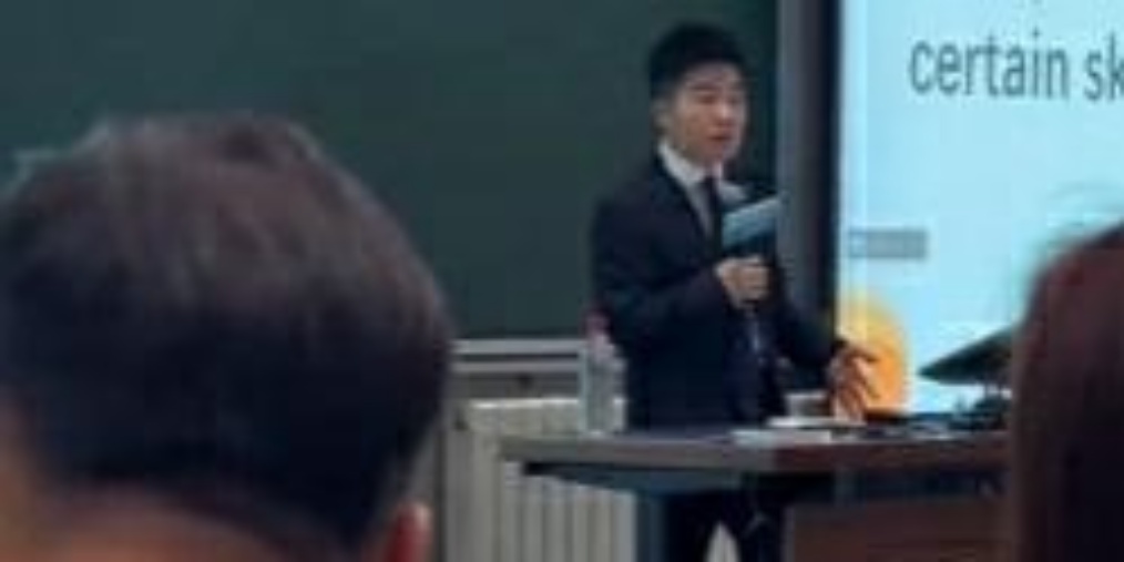 董宇辉站上清华大学讲台进行全英文演讲 边讲边做手势